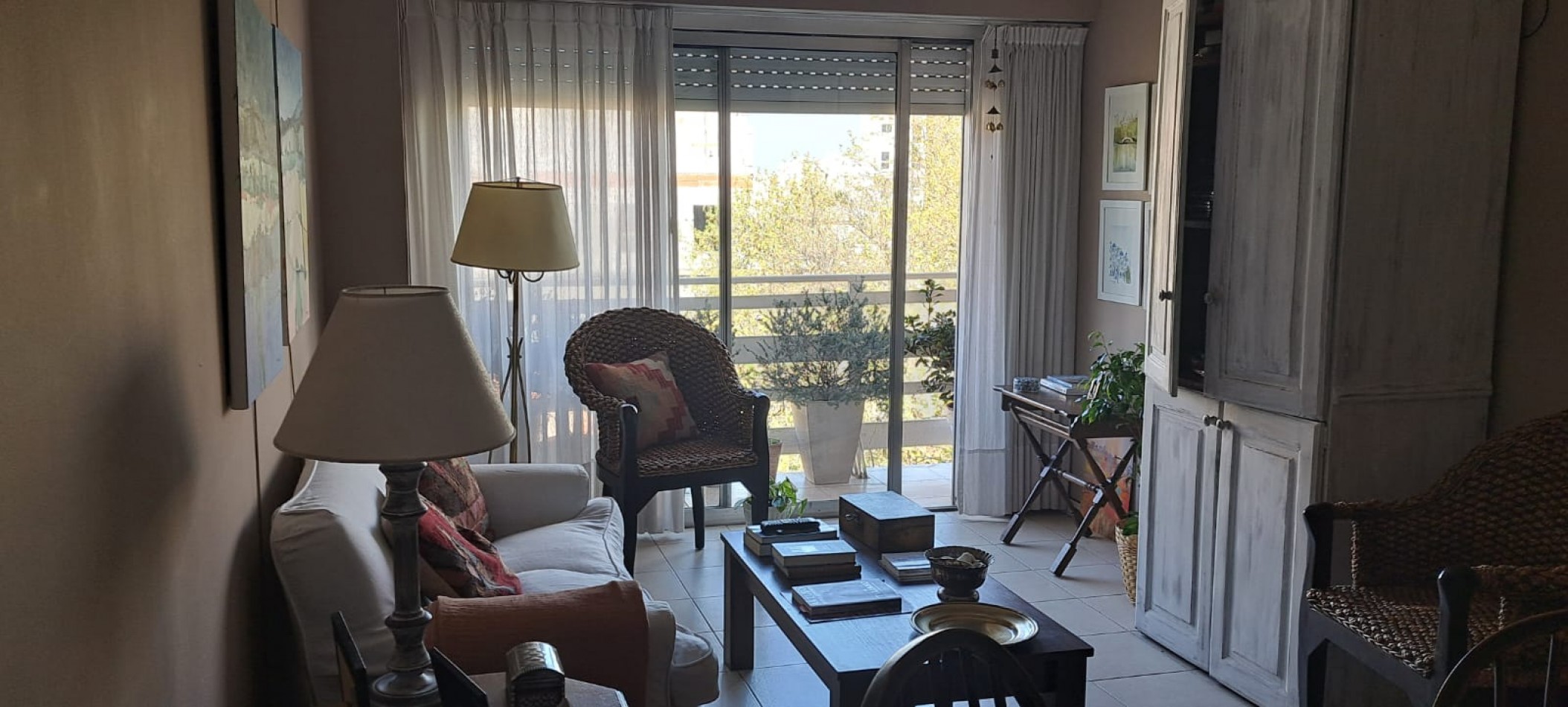 Departamento de 3 amb con balcon a la calle. Ubicado en Av. Libertad e/ Independencia y Salta