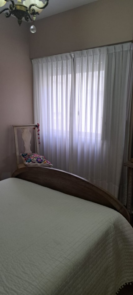 Departamento de 3 amb con balcon a la calle. Ubicado en Av. Libertad e/ Independencia y Salta