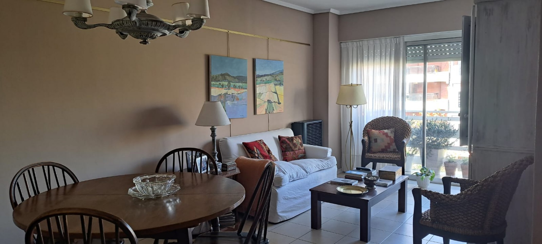 Departamento de 3 amb con balcon a la calle. Ubicado en Av. Libertad e/ Independencia y Salta