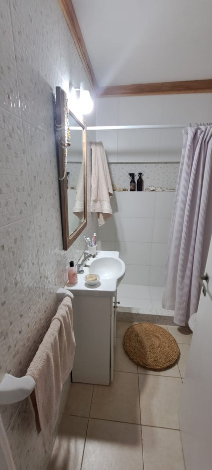 Departamento de 3 amb con balcon a la calle. Ubicado en Av. Libertad e/ Independencia y Salta