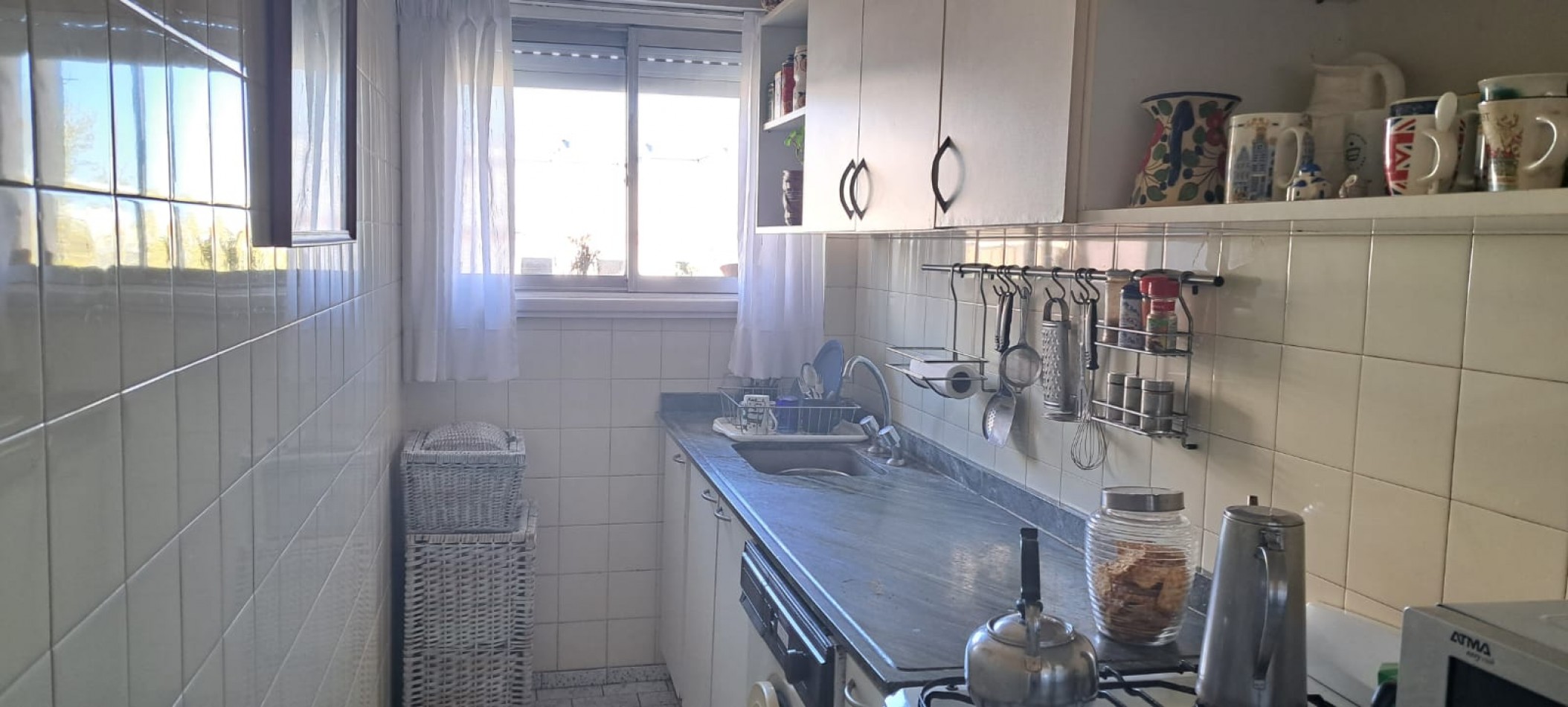 Departamento de 3 amb con balcon a la calle. Ubicado en Av. Libertad e/ Independencia y Salta