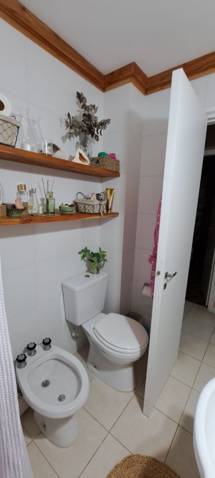 Departamento de 3 amb con balcon a la calle. Ubicado en Av. Libertad e/ Independencia y Salta
