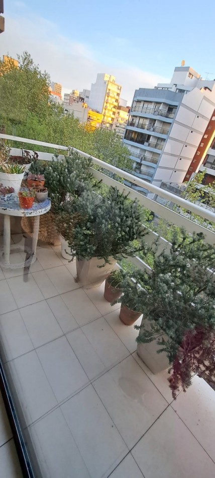 Departamento de 3 amb con balcon a la calle. Ubicado en Av. Libertad e/ Independencia y Salta
