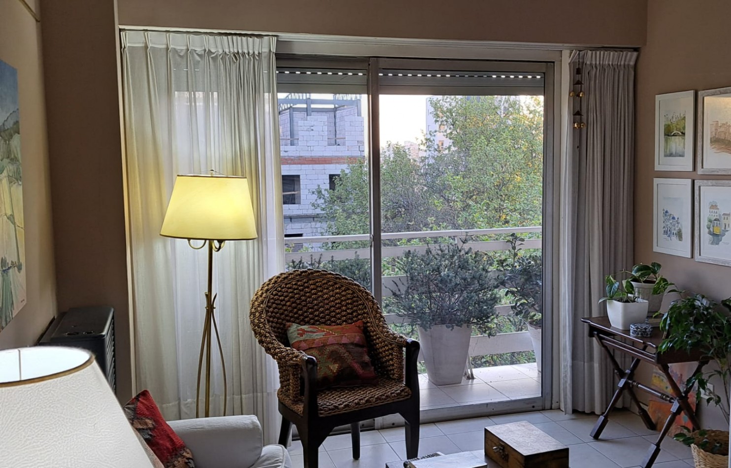 Departamento de 3 amb con balcon a la calle. Ubicado en Av. Libertad e/ Independencia y Salta